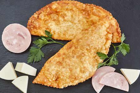 Чебурек с ветчиной и сыром моцарелла