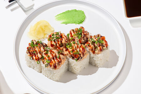 Ролл с угрем и спайс соусом