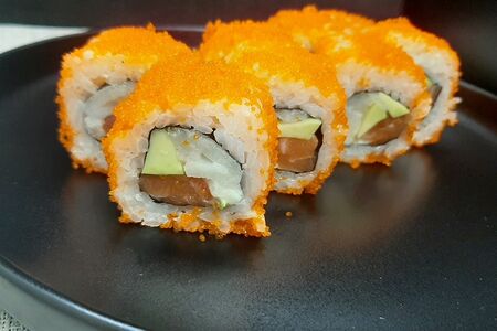 Ролл с морским гребешком, лососем и авокадо
