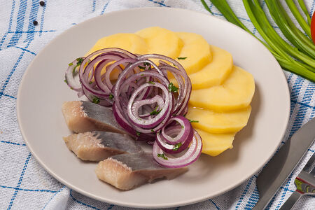 Салат Селедка с картофелем и маринованным луком