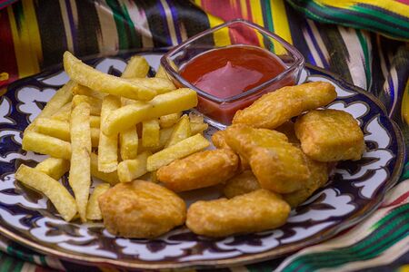 Наггетсы куриные с картофелем фри