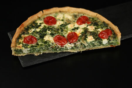 Киш со шпинатом половина