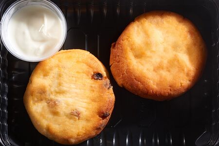 Сырники на пару с изюмом и молочным соусом