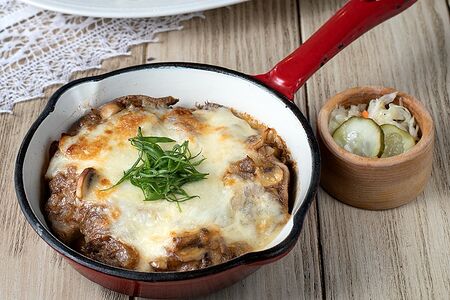 Запеченный язык с грибами