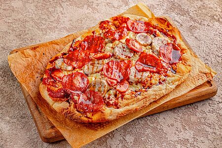 Пицца с колбасками гриль