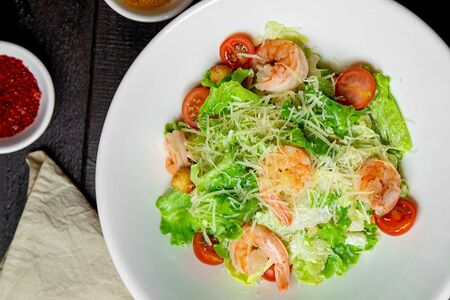 Салат Цезарь с креветками