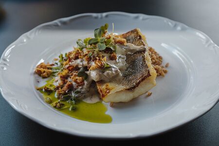 Судак с полбой и сливочно-грибным соусом