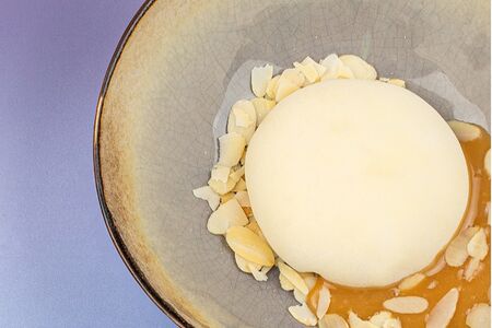 Десерт Моти маракуйя с гелем солёная карамель