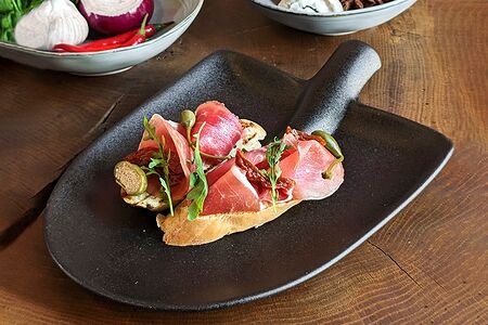 Брускетта с хамоном