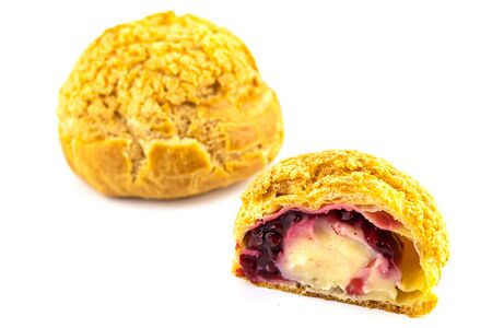 Булочка с кремом и брусникой