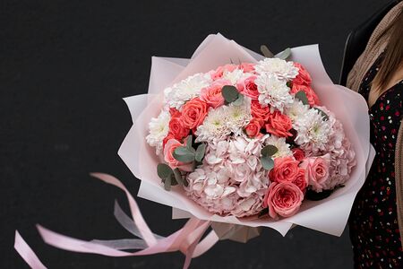 Букет цветов из роз и пышных гортензий Сладкий зефир