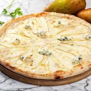 Сладкая пицца с грушей и сыром горгонзола