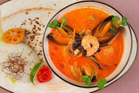 Том ям с морепродуктами