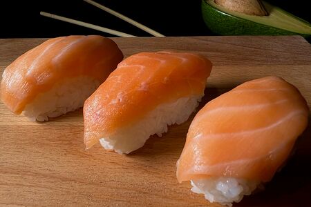 Суши лосось