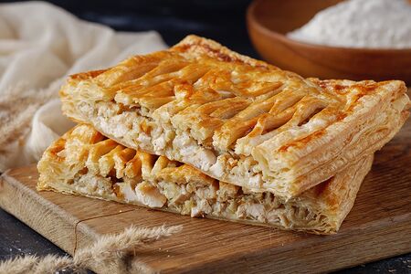 Пирог слоеный с курицей и картофелем