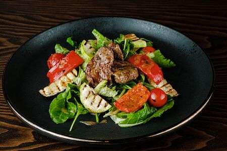 Салат с говядиной и овощами гриль