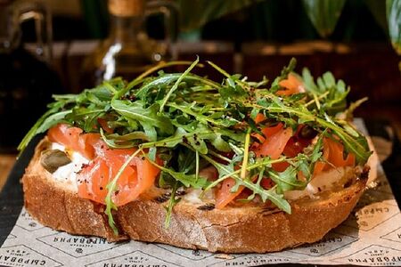 Брускетта со страчателлой и лососем