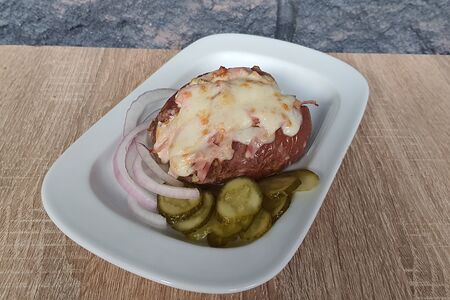 Клубень с ветчиной и беконом