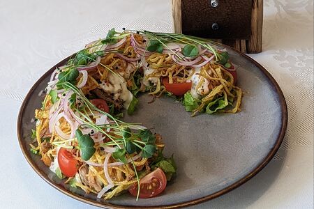 Салат с рваной свининой