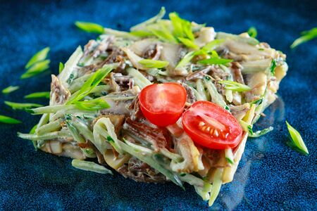 Салат с рваной говядиной