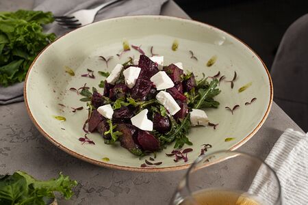 Салат из печеной свеклы и брынзы