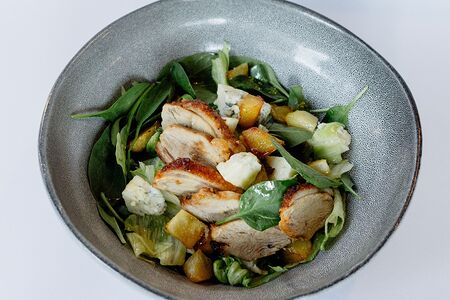 Салат с утиной грудкой жареной грушей и дорблю