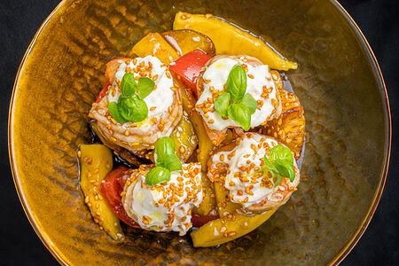 Страчателла, хрустящий баклажан, манго и креветки