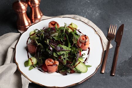 Салат с лососем и авокадо