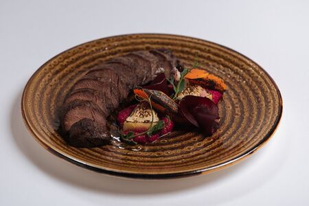 Оленина, выдержанная в розмариновом масле