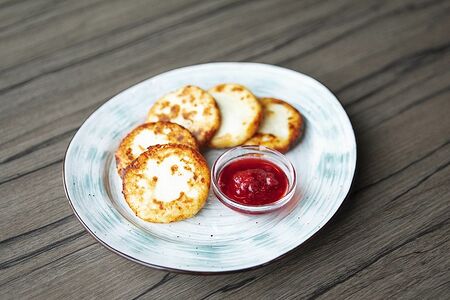 Сырники с ягодным соусом