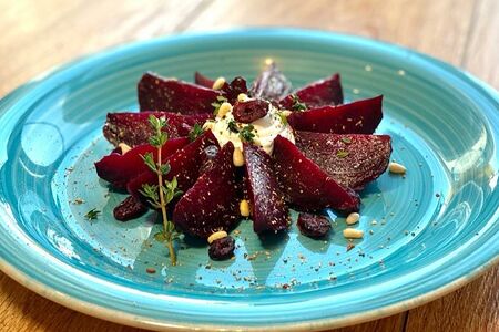 Свекла запечённая с муссом и кедровыми орешками