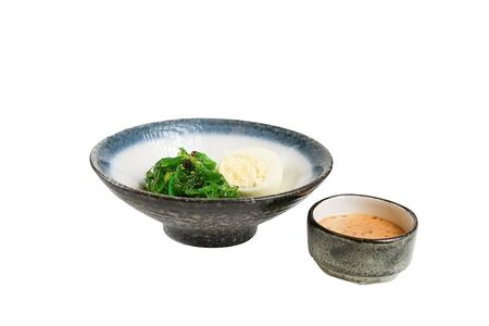 Салат с чукой, кунжутным соусом и яйцом