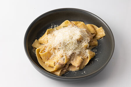 Папарделле с говяжьими щечками в сливочном соусе