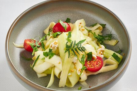 Салат из свежего кабачка