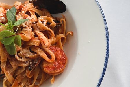 Феттуччине с мидиями, креветками и кальмаром