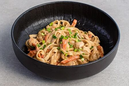 Удон с цыпленком под сливочным соусом