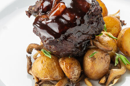 Шатобриан из говяжьей вырезки с картофелем бэби, грибами и соусом демиглас