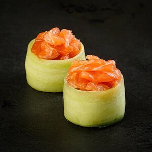 Гункан с лососем лайт