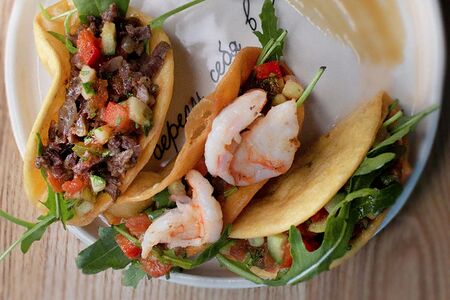 Тако сет с рваной говядиной, креветками и пико де гайо