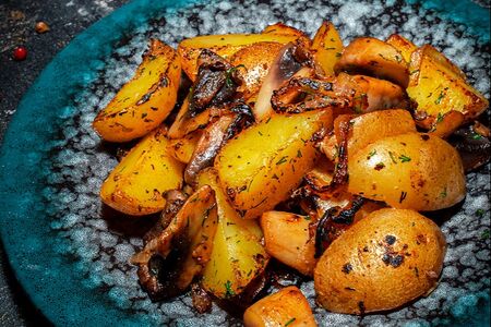 Картофель, жаренный с грибами