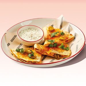 Кесадилья с цыпленком и соусом крем-халапеньо