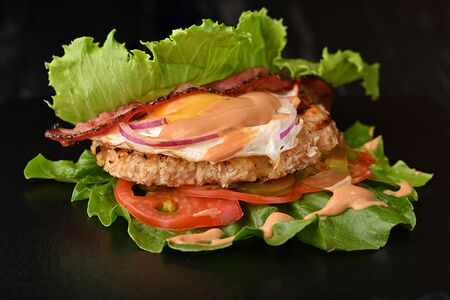 Чикенбургер с яйцом и соусом барбекю в листьях