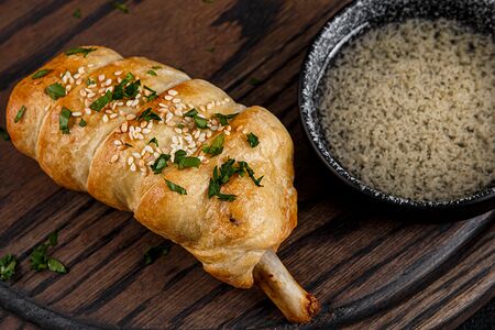 Ребро гриль в тесте с чесночным соусом