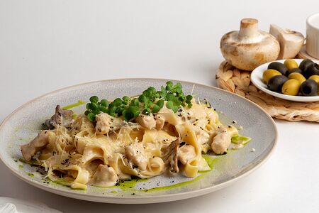 Фетучини с курицей и грибами