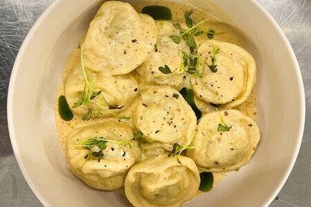 Пельмени с говядиной в сливочно-мясном соусе