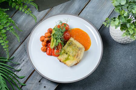 Филе трески с овощами и соусом руй