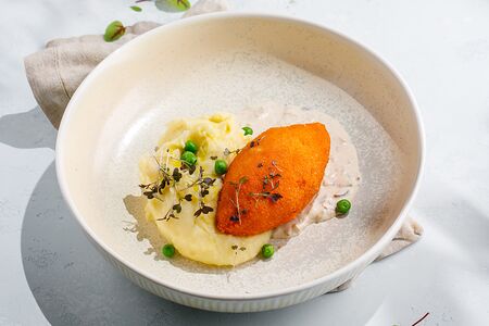 Котлета по-киевски с пюре и грибным соусом