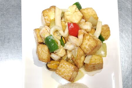 Молочный тофу, жаренный с морепродуктами и рисом