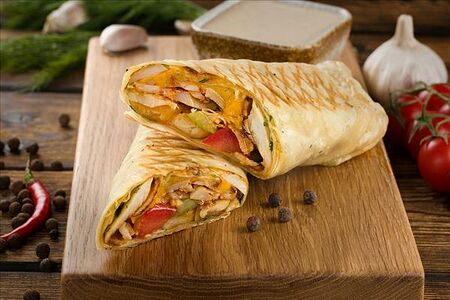 Донер-ролл из курицы с сыром в лаваше