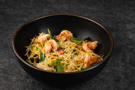 Спагетти без глютена с креветками